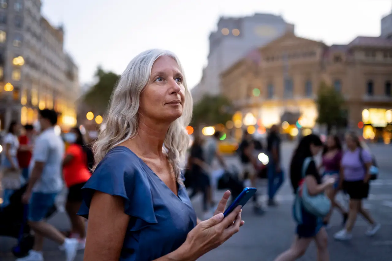 Femme isolée de la foule et qui souffre de phobie de la foule ou agoraphobie